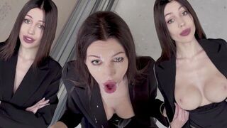 Покупка недвижимости обернулась грубым трахом в рот для хорошенькой брюнетки порно